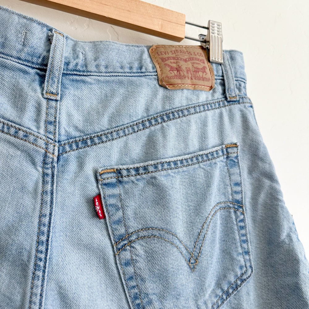 Levi's | High Waisted Cotton-Blend Mom Denim Shorts in Blue size 30 - Picture 5 of 9